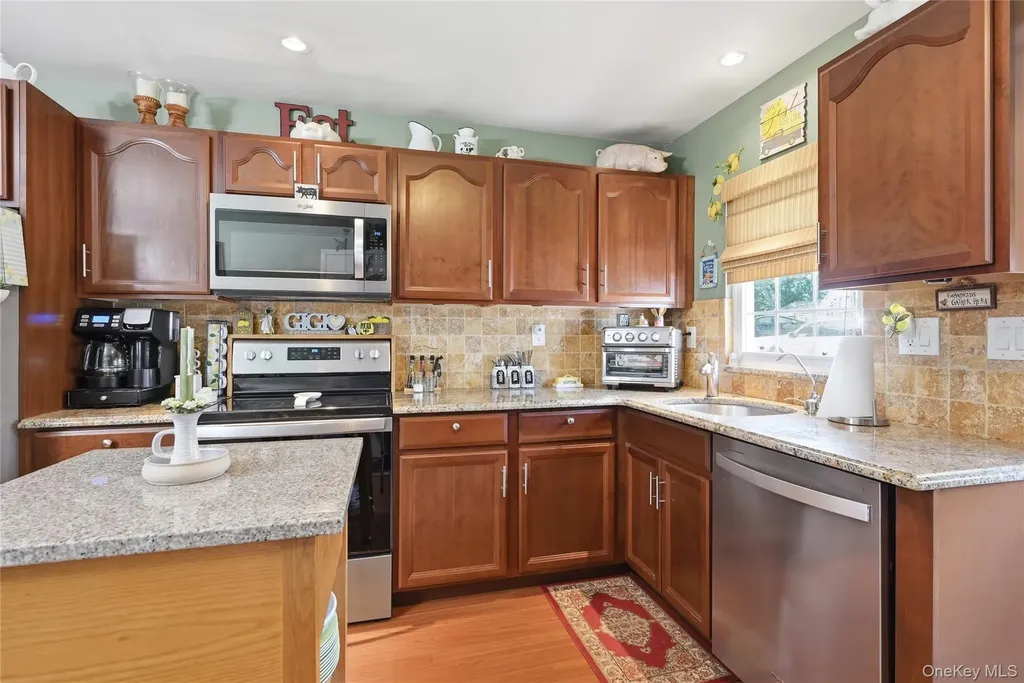 176 Ventry Court Ridge NY 11961