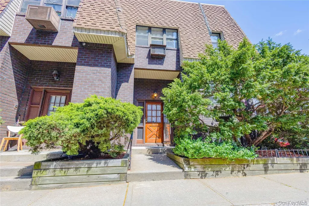 31-44 29 Street Astoria NY 11106