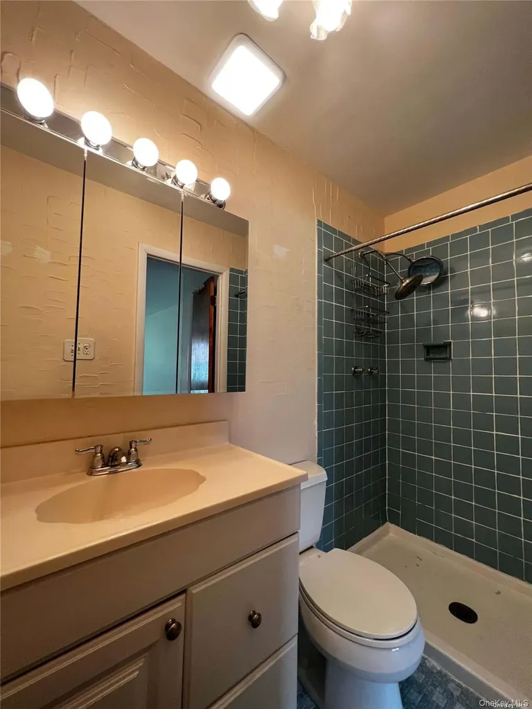 31-44 29 Street Astoria NY 11106
