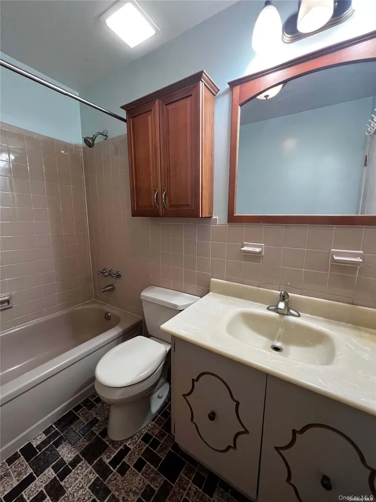 31-44 29 Street Astoria NY 11106