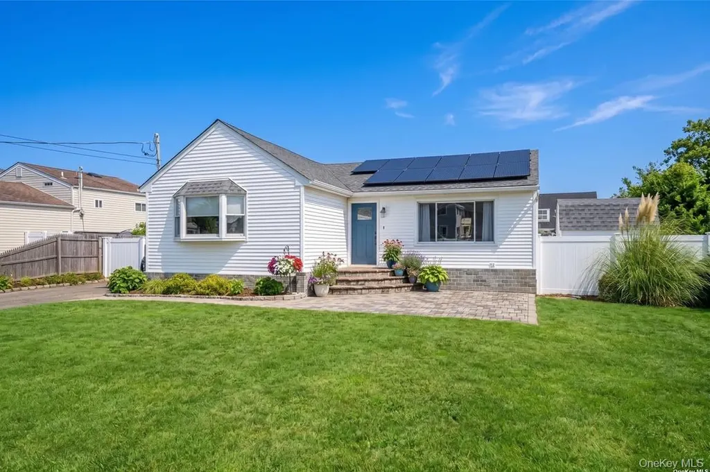 20 E Seacrest Avenue Lindenhurst NY 11757