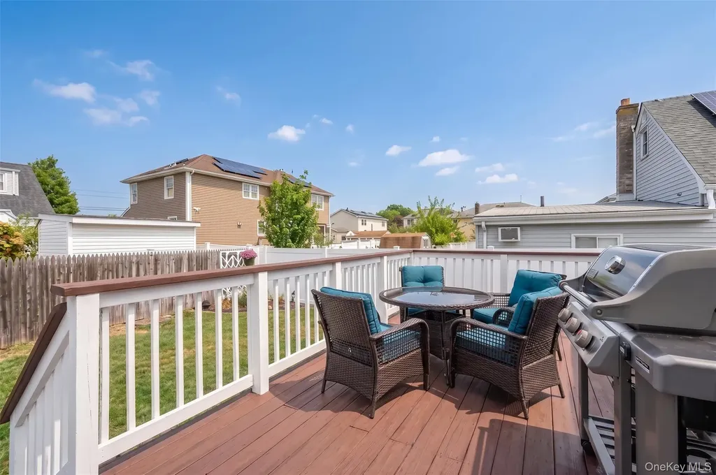 20 E Seacrest Avenue Lindenhurst NY 11757