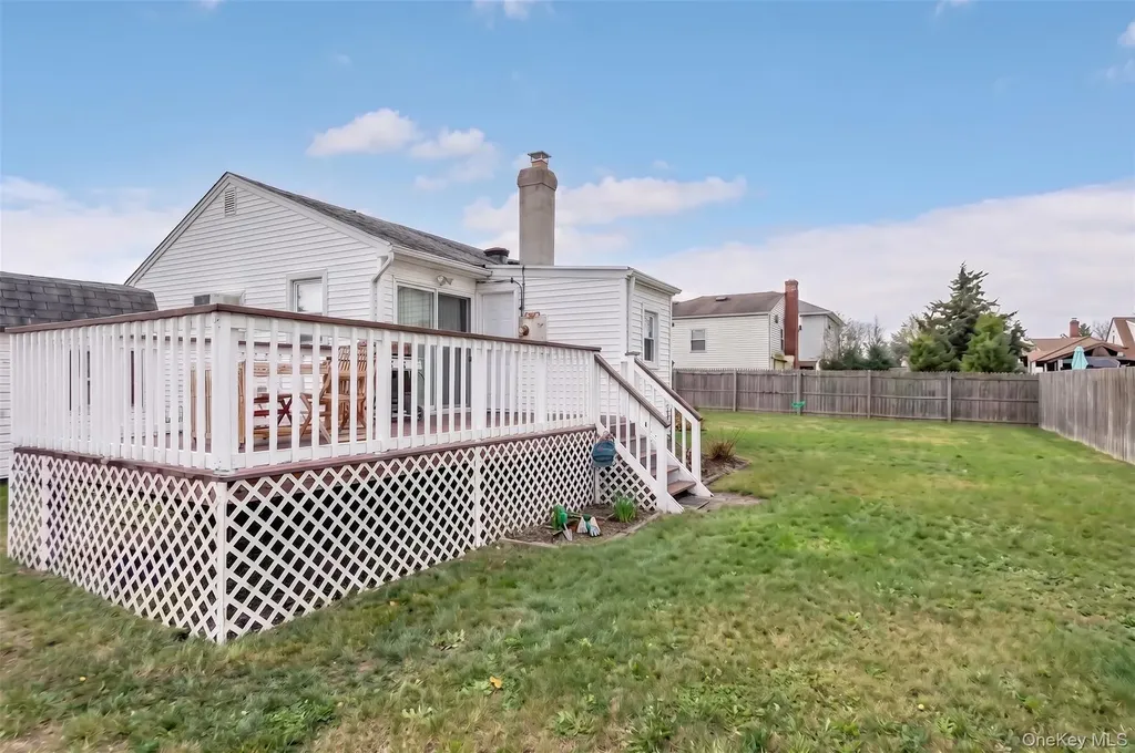 20 E Seacrest Avenue Lindenhurst NY 11757