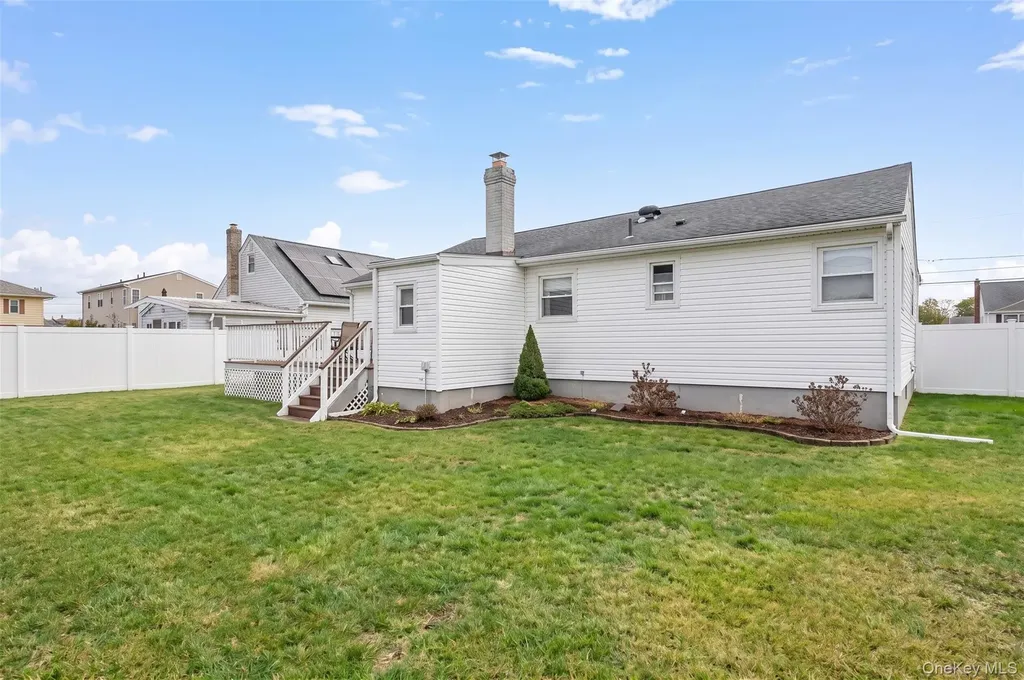 20 E Seacrest Avenue Lindenhurst NY 11757