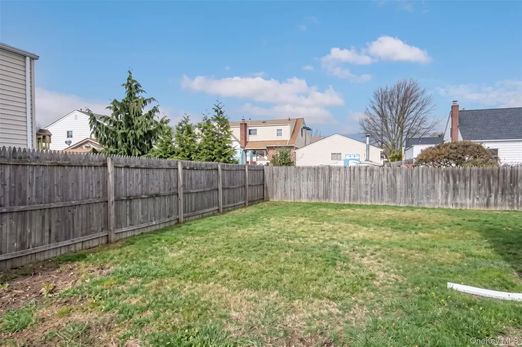 20 E Seacrest Avenue Lindenhurst NY 11757