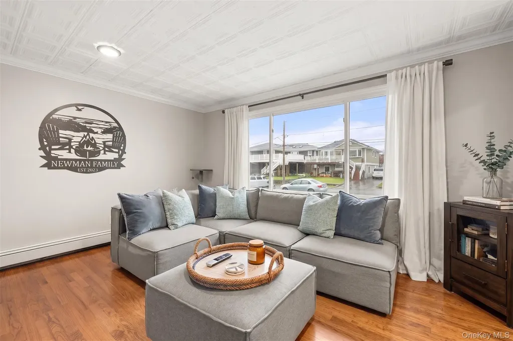 20 E Seacrest Avenue Lindenhurst NY 11757