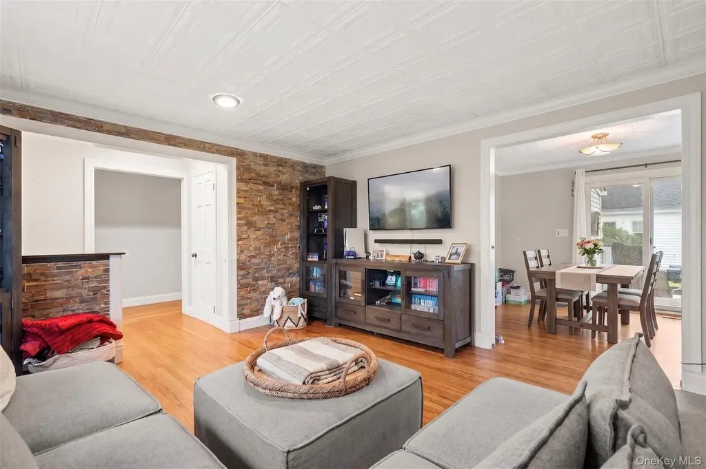 20 E Seacrest Avenue Lindenhurst NY 11757
