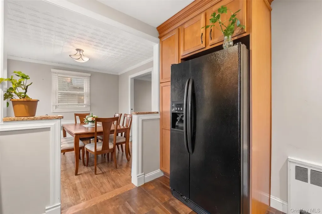 20 E Seacrest Avenue Lindenhurst NY 11757