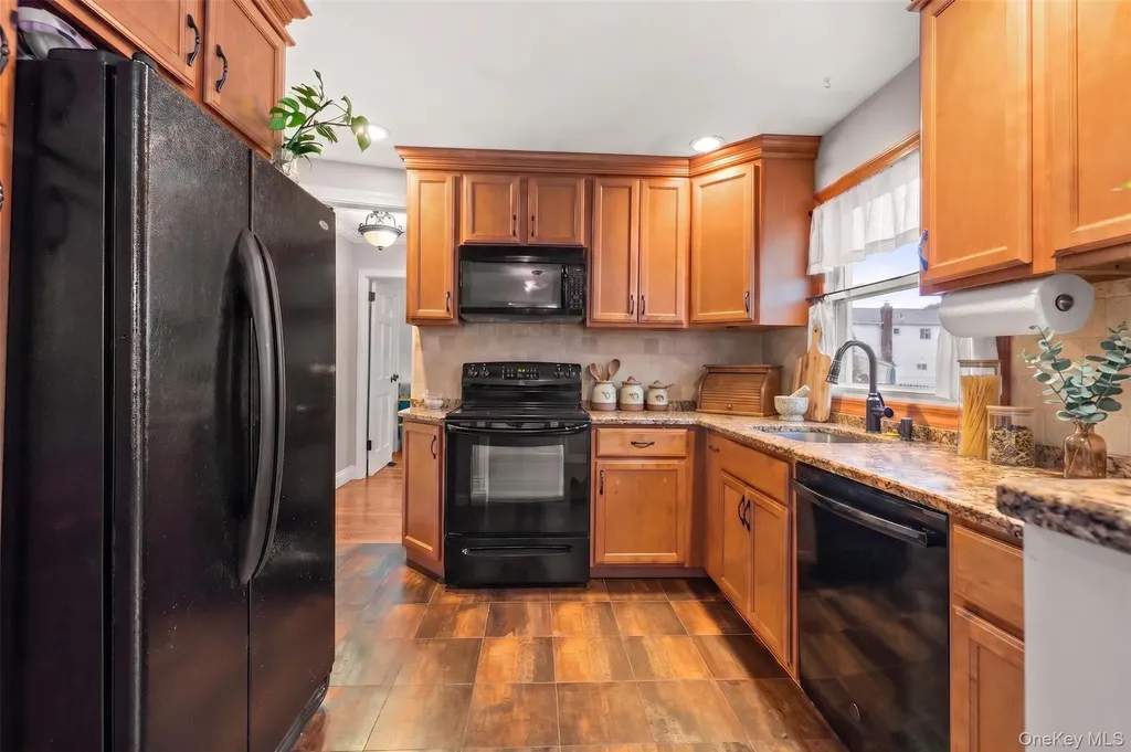 20 E Seacrest Avenue Lindenhurst NY 11757