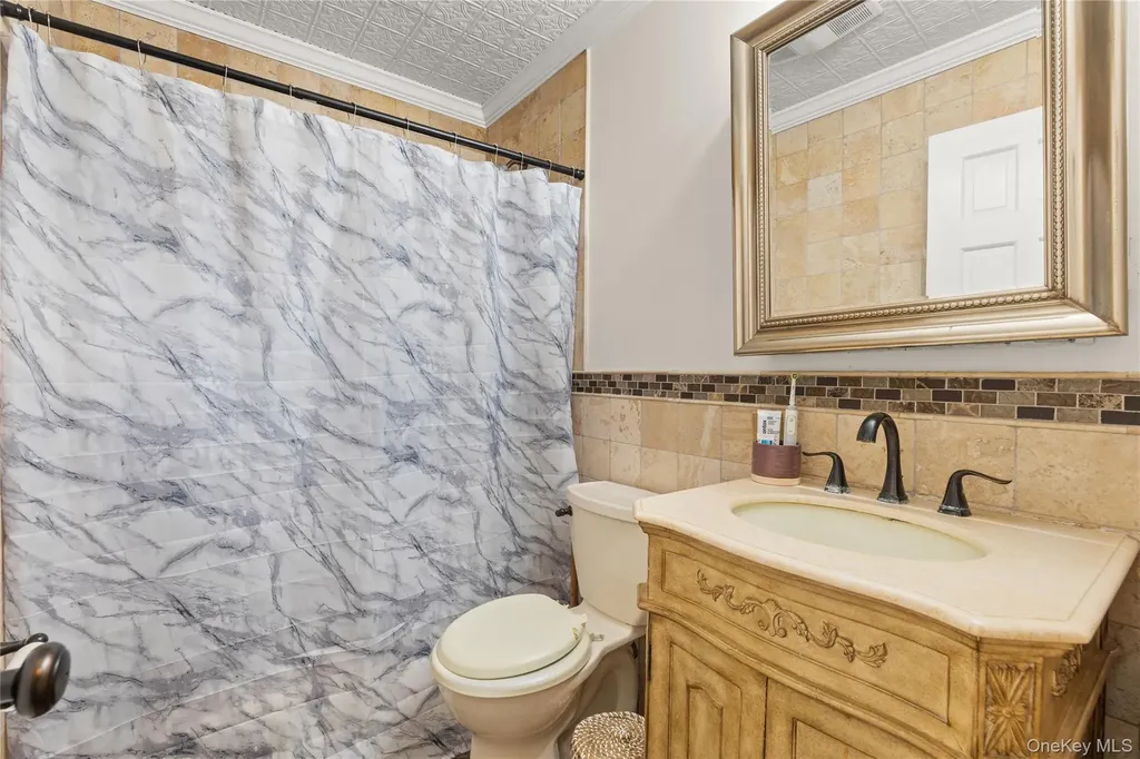 20 E Seacrest Avenue Lindenhurst NY 11757