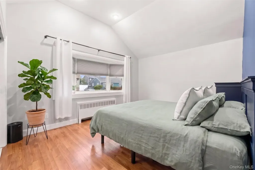 20 E Seacrest Avenue Lindenhurst NY 11757