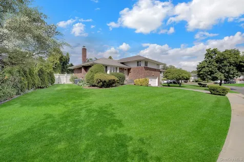 38 Center Drive Syosset NY 11791