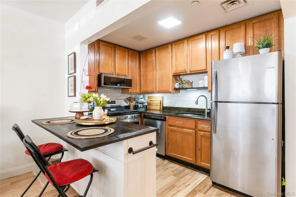 7608 69th Place Glendale NY 11385