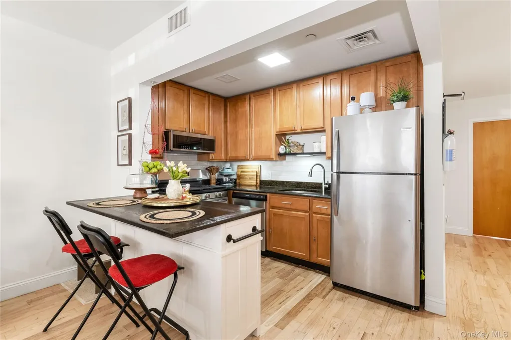 7608 69th Place Glendale NY 11385