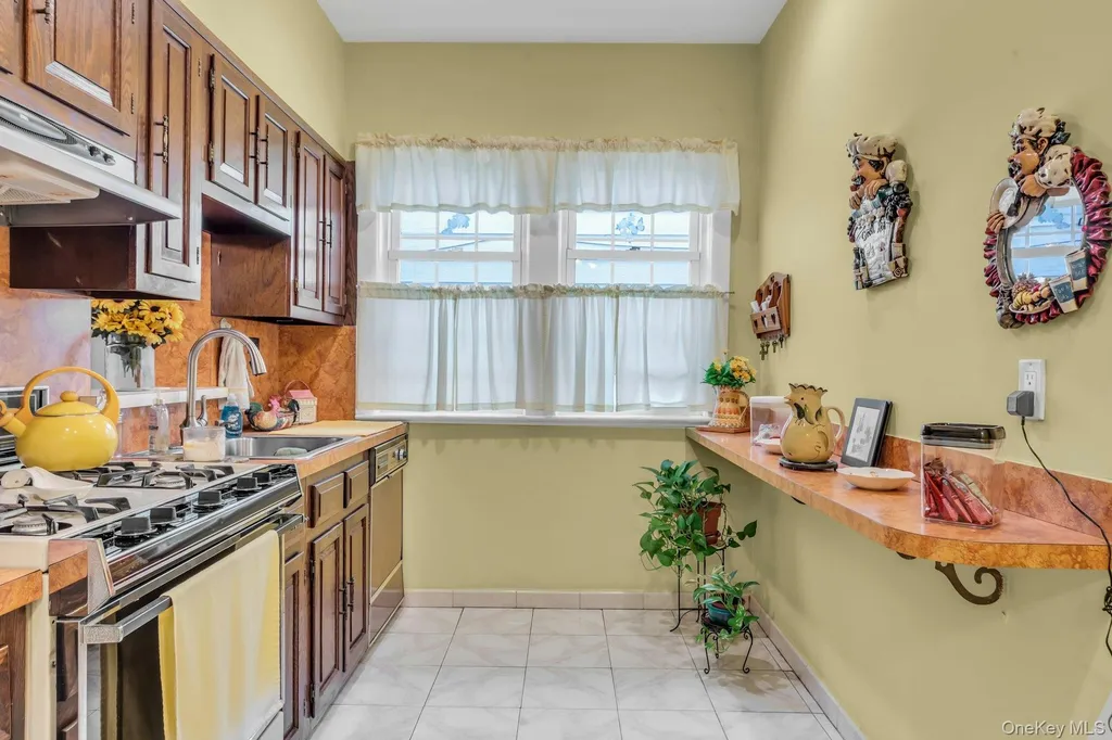 6417 Eliot Avenue Middle Village NY 11379