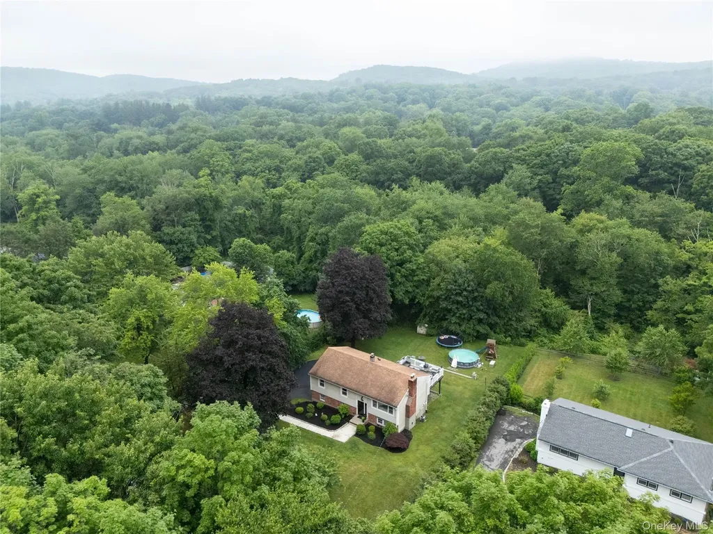 63 Dixon Road Mahopac NY 10512