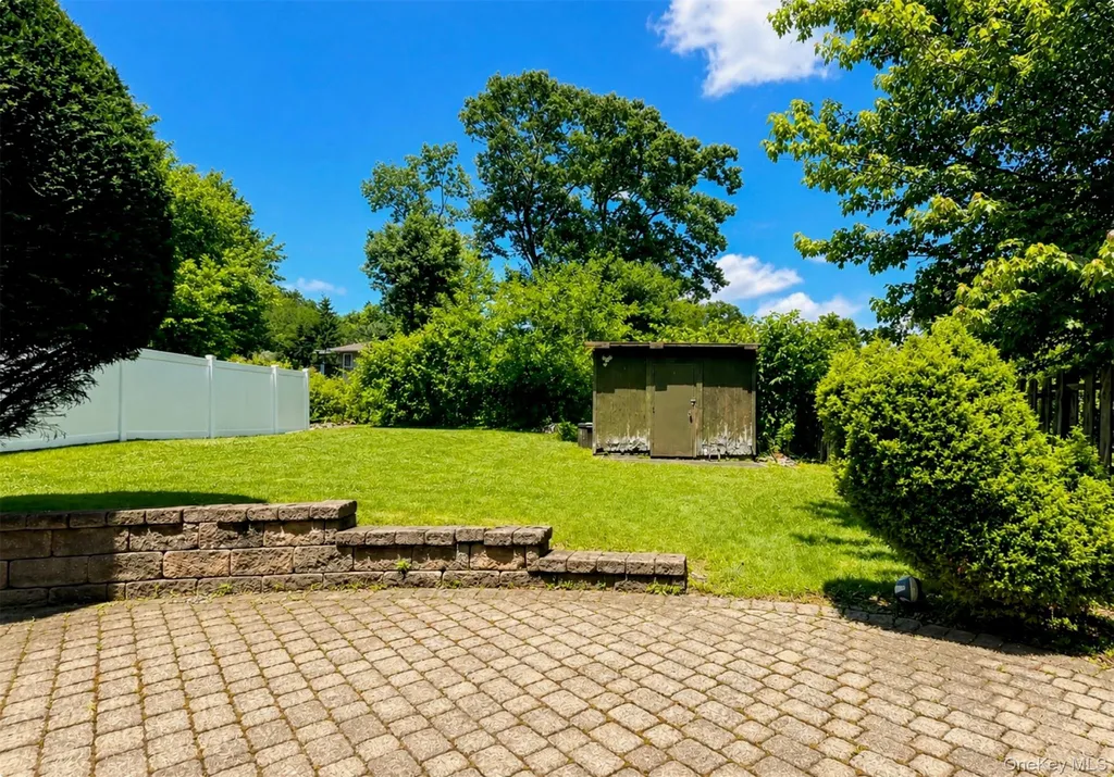 21 Vailshire Circle Nanuet NY 10954