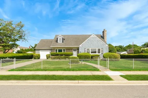23 Spruce Street Farmingdale NY 11735