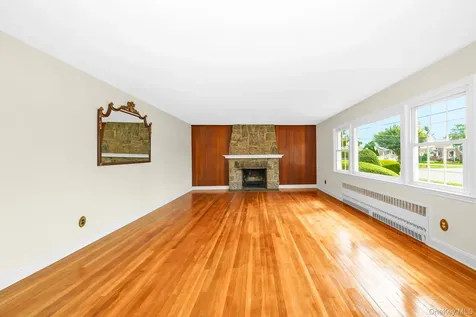 23 Spruce Street Farmingdale NY 11735