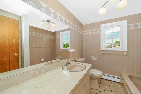 23 Spruce Street Farmingdale NY 11735