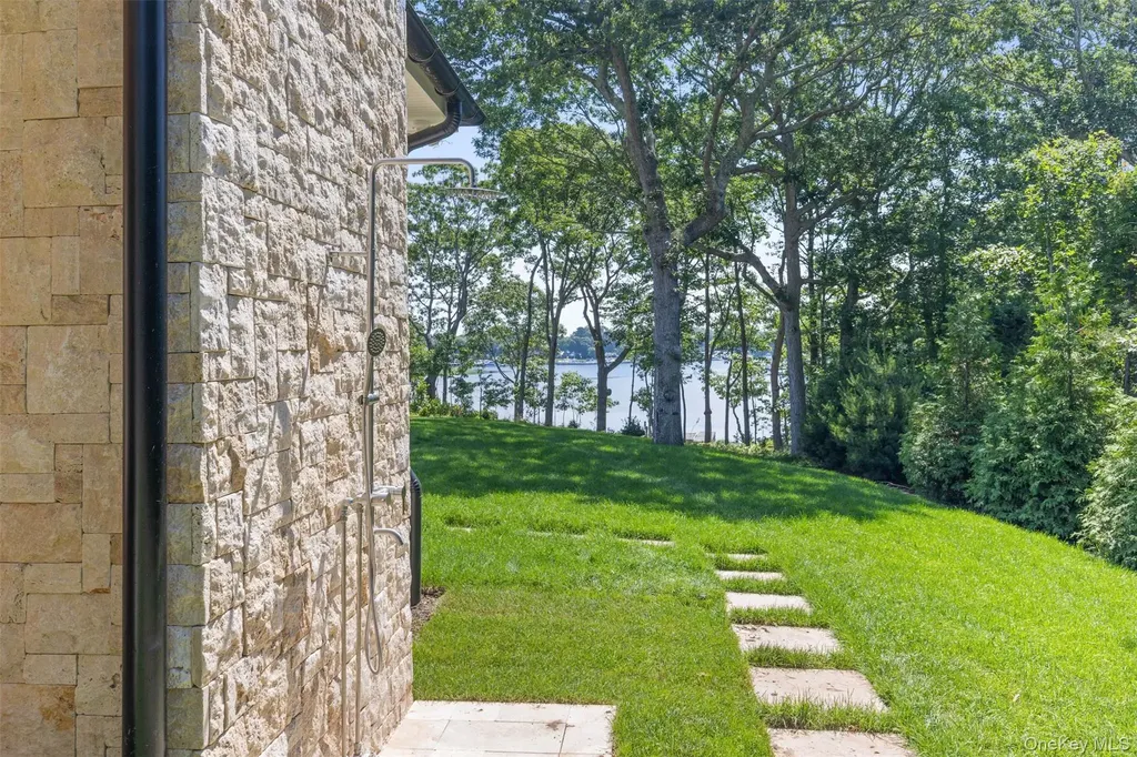 1775 Point Pleasant Road Mattituck NY 11952
