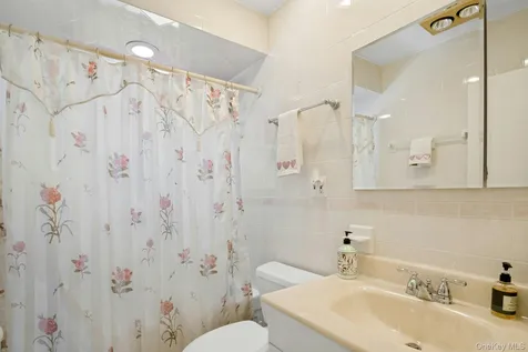 82 Holbrooke Road White Plains NY 10605