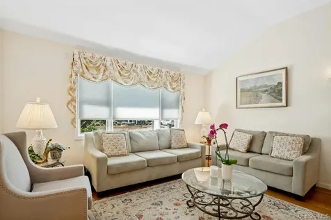 82 Holbrooke Road White Plains NY 10605