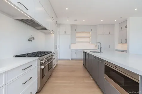 9 E Division Street Westhampton Beach NY 11978