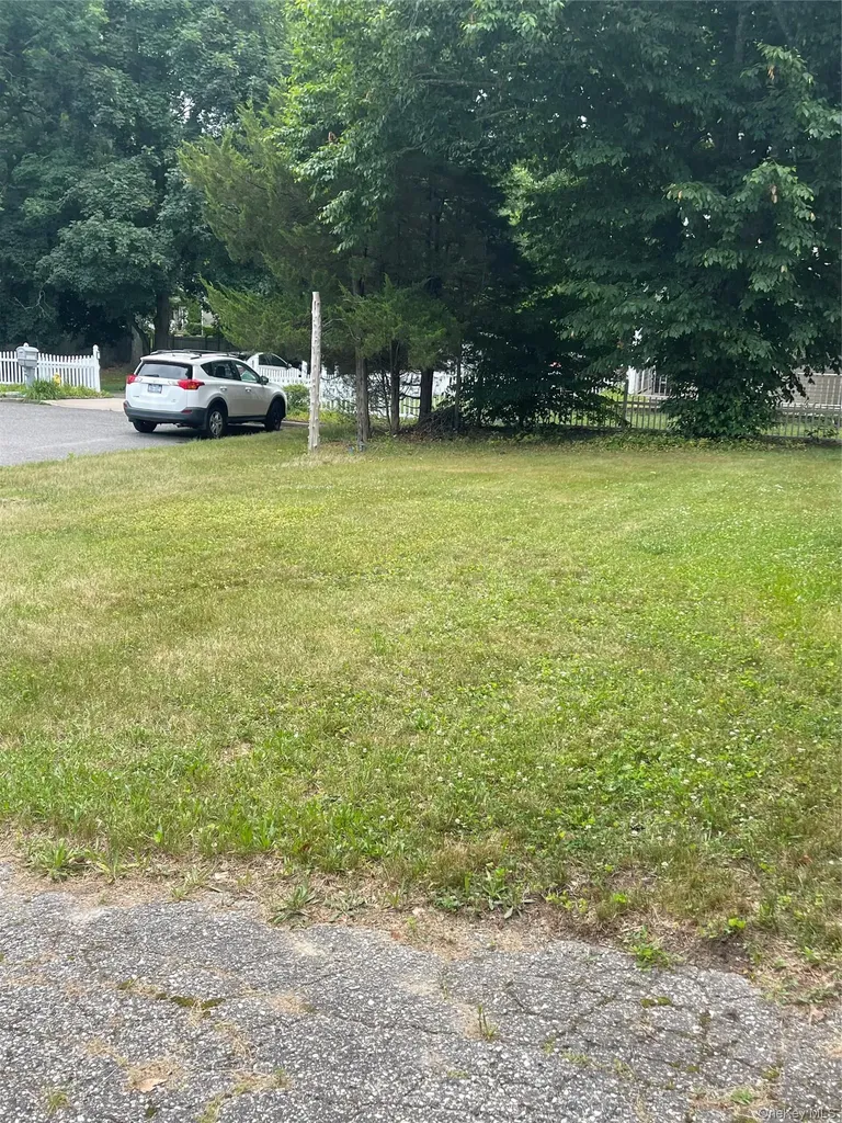 10 Starling Court Coram NY 11727