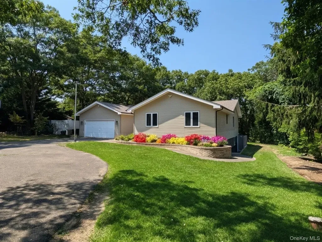 27 Hickory Avenue Farmingville NY 11738
