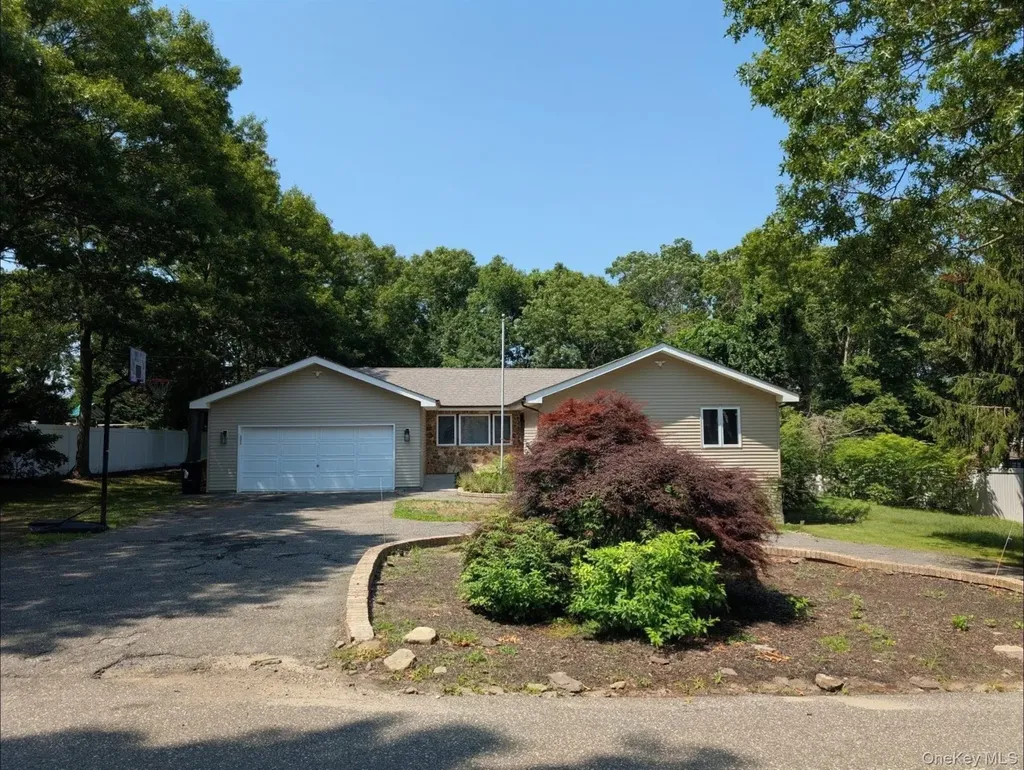 27 Hickory Avenue Farmingville NY 11738