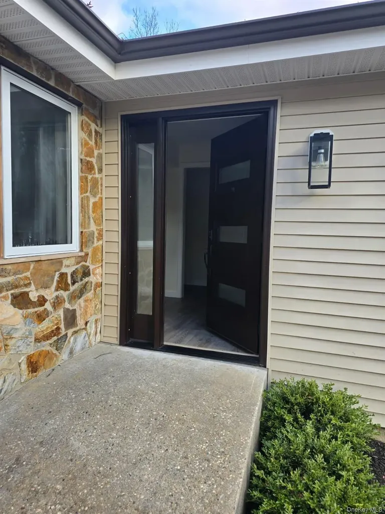 27 Hickory Avenue Farmingville NY 11738