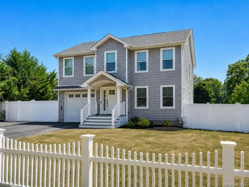15 Comet Place Patchogue NY 11772