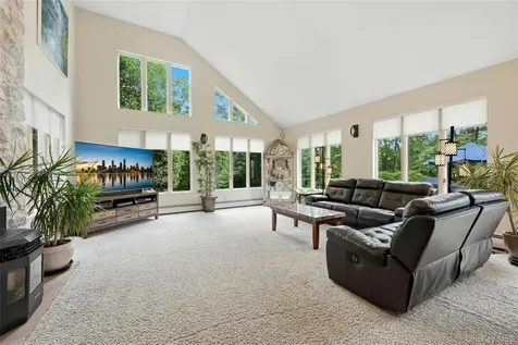 18 Nicole Court Manorville NY 11949
