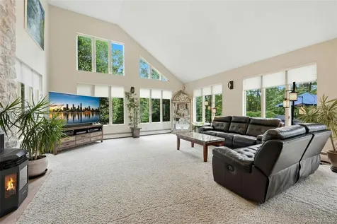 18 Nicole Court Manorville NY 11949