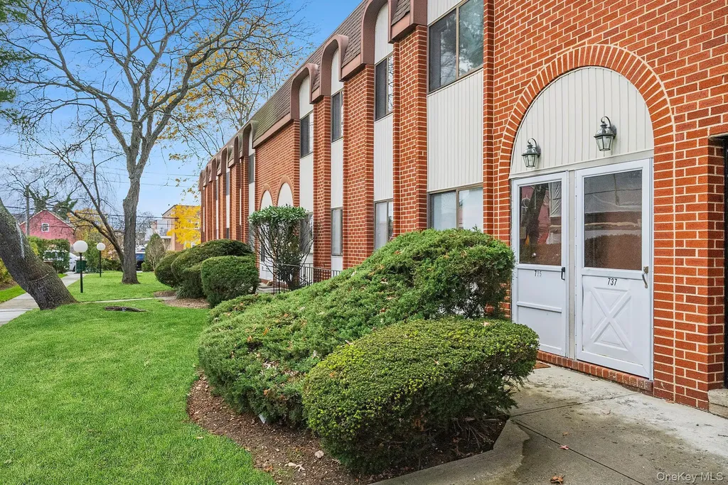 739 Chestnut Street Cedarhurst NY 11516
