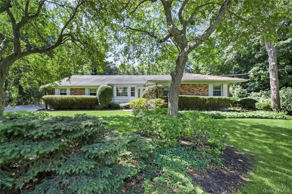 315 Laurel Lane Laurel Hollow NY 11791