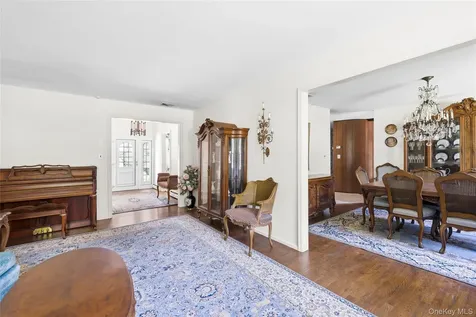 315 Laurel Lane Laurel Hollow NY 11791