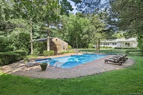 315 Laurel Lane Laurel Hollow NY 11791