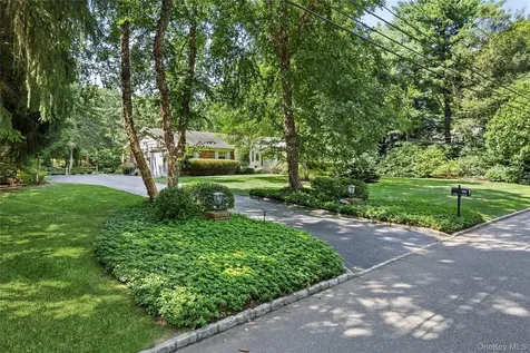 315 Laurel Lane Laurel Hollow NY 11791