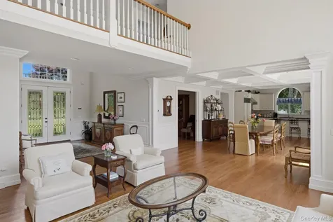 19 Cedarfield Lane Westhampton NY 11977