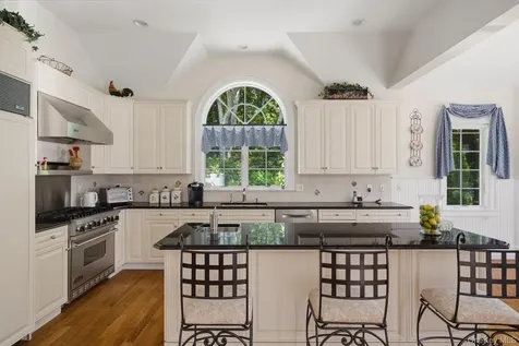 19 Cedarfield Lane Westhampton NY 11977