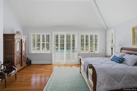 19 Cedarfield Lane Westhampton NY 11977