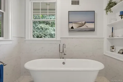 19 Cedarfield Lane Westhampton NY 11977
