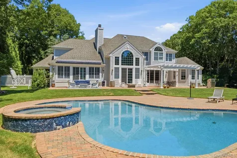 19 Cedarfield Lane Westhampton NY 11977