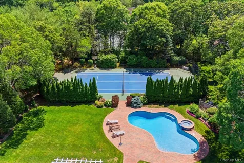 19 Cedarfield Lane Westhampton NY 11977