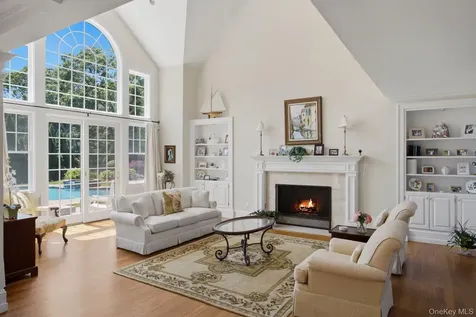 19 Cedarfield Lane Westhampton NY 11977