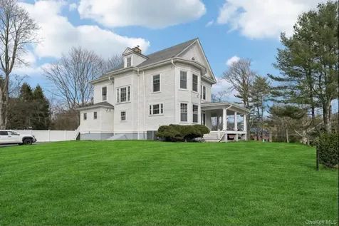 397 Split Rock Road Syosset NY 11791