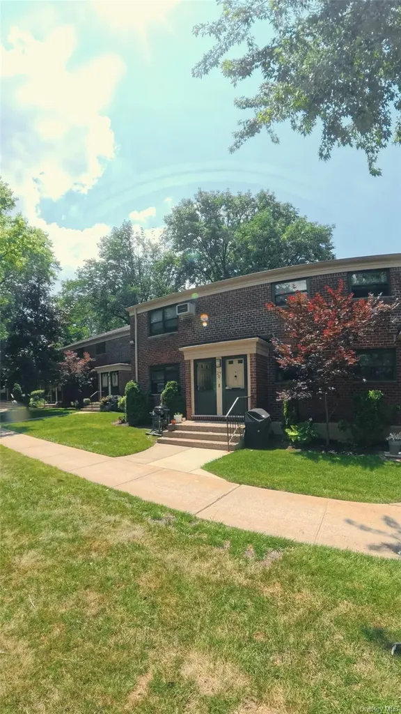 219-58 75th Avenue Oakland Gardens NY 11364