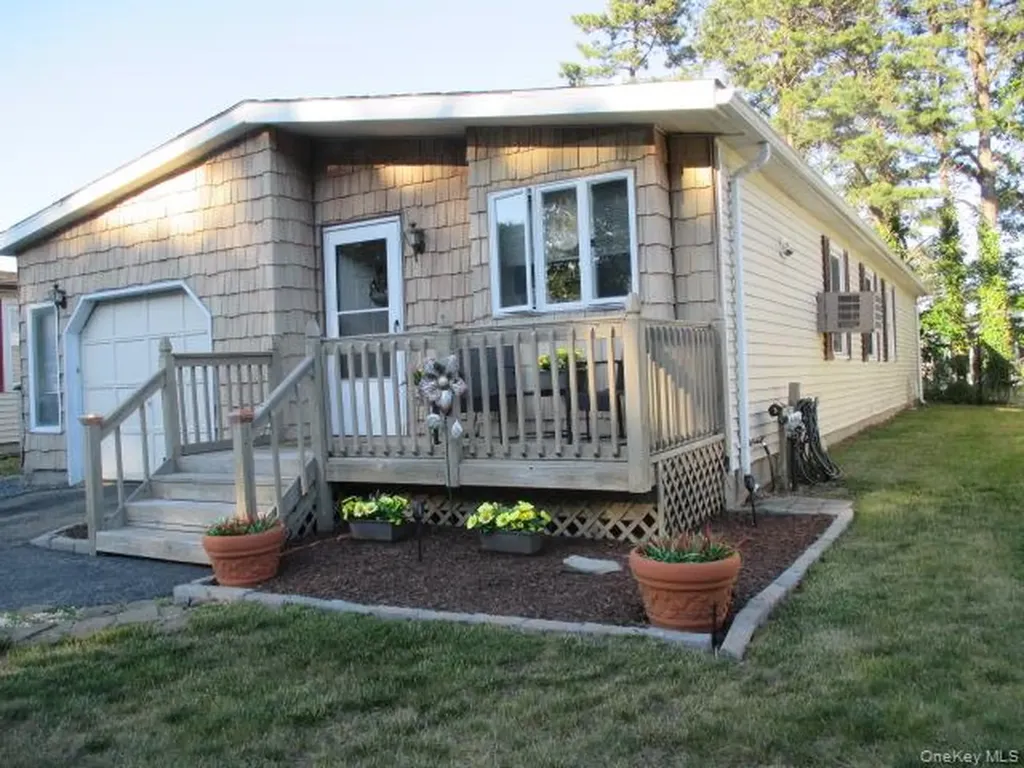 130 Village Circle W Manorville NY 11949